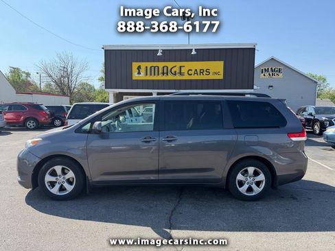 Used 2014 Toyota Sienna LE FWD image 1