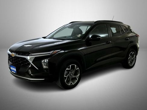 Used 2025 Chevrolet Trax LT FWD image 1