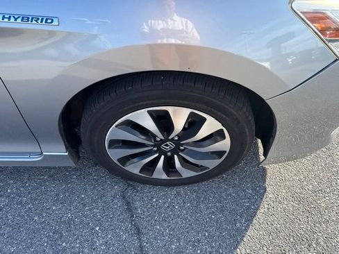 Used 2017 Honda Accord Touring image 2
