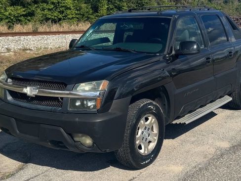 Used 2003 Chevrolet Avalanche 4x4 w/ Suspension Package, Off-Road image 2