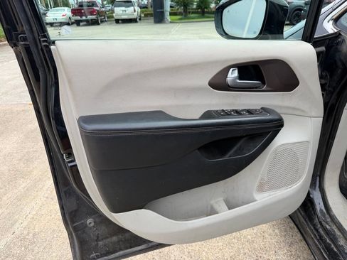 Used 2017 Chrysler Pacifica Touring-L w/ Tire & Wheel Group FWD image 10