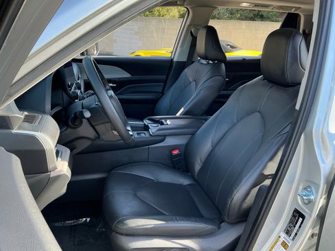 Used 2024 Toyota Grand Highlander Limited image 19