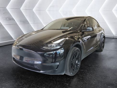 Used 2024 Tesla Model Y Long Range AWD/4WD image 3