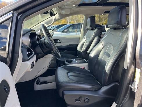 Used 2021 Chrysler Pacifica Touring-L w/ Uconnect Theater Family Group image 15
