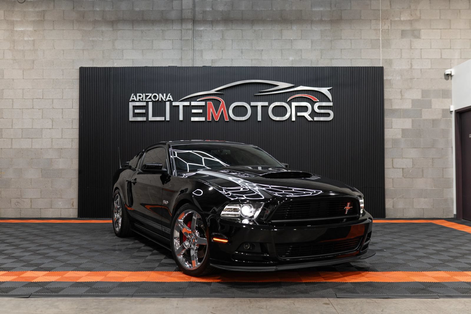 Used 2013 Ford Mustang GT Premium w/ Electronics Pkg RWD image 2