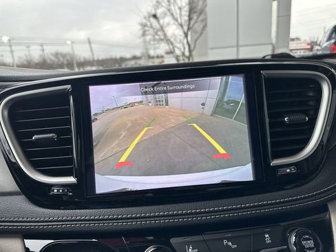 Used 2023 Chrysler Pacifica Touring-L FWD image 35