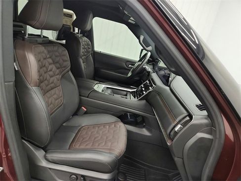 Used 2025 Nissan Armada Platinum image 40