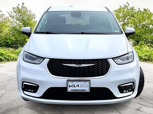 Used 2023 Chrysler Pacifica Touring-L image 3