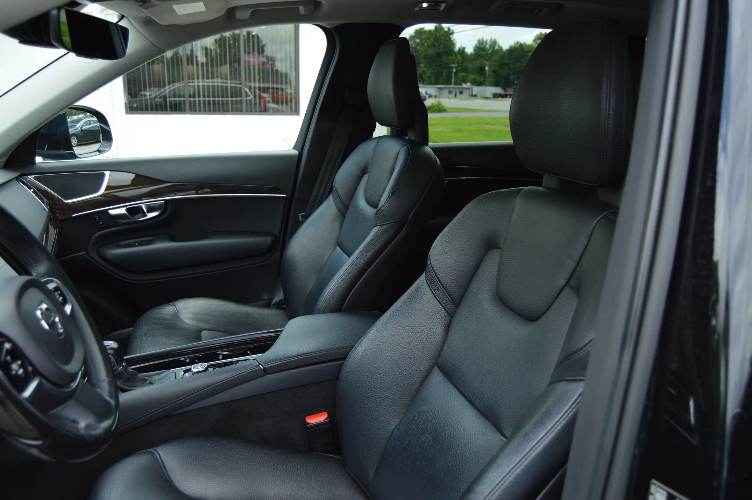 Used 2017 Volvo XC90 T6 Momentum w/ Vision Package AWD/4WD image 9