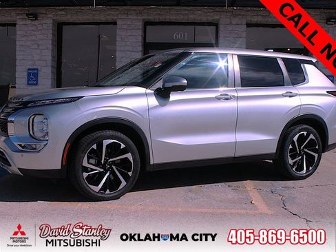 Used 2023 Mitsubishi Outlander SE Black Edition image 1