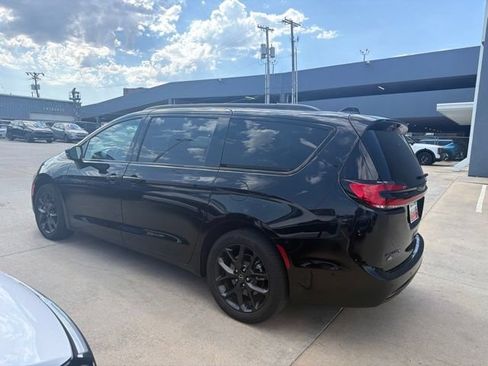 Used 2025 Chrysler Pacifica Limited AWD/4WD image 5