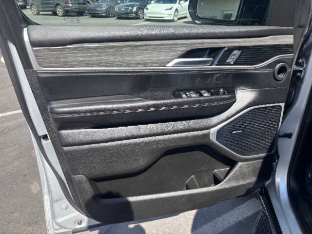 Used 2024 Jeep Wagoneer L Series II RWD image 10