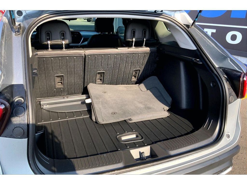 Used 2024 Chevrolet Trax LT w/ Sunroof Package FWD image 11