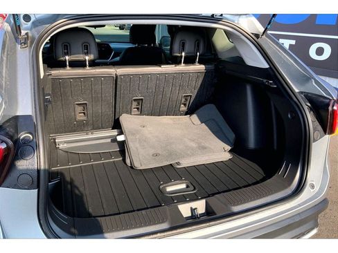 Used 2024 Chevrolet Trax LT w/ Sunroof Package FWD image 11