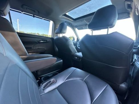 Used 2022 Toyota Highlander XLE AWD/4WD image 43