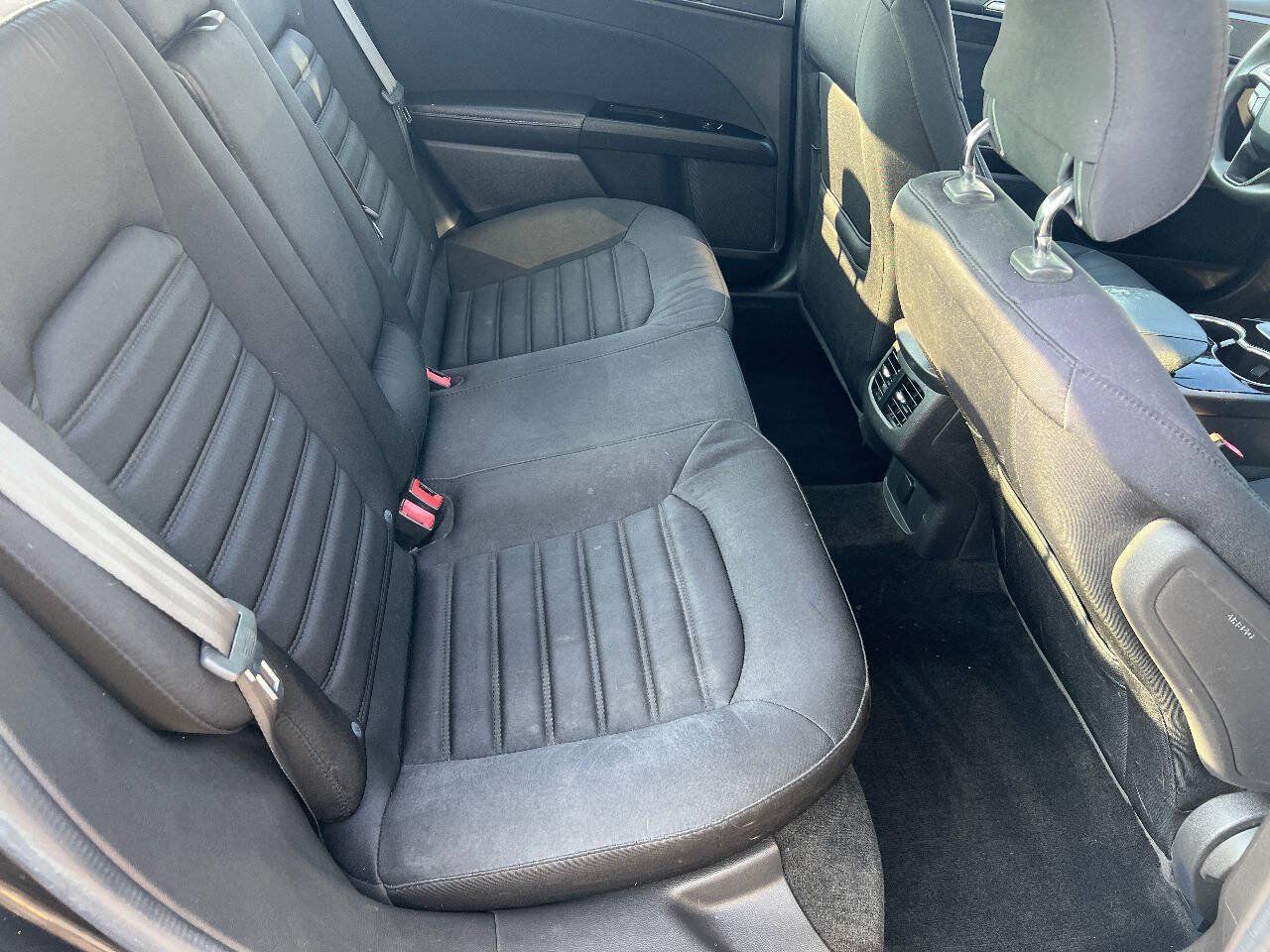 Used 2014 Ford Fusion SE FWD image 22
