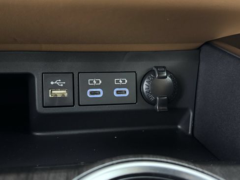 New 2026 Toyota Highlander Platinum AWD/4WD image 3