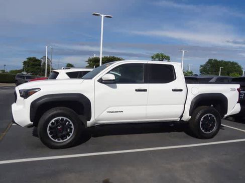 Used 2024 Toyota Tacoma TRD Off-Road AWD/4WD image 3