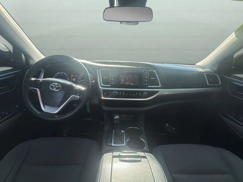 Used 2019 Toyota Highlander LE FWD image 9