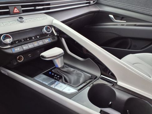 New 2025 Hyundai Elantra Limited image 18