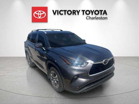 Used 2022 Toyota Highlander XLE AWD/4WD image 3