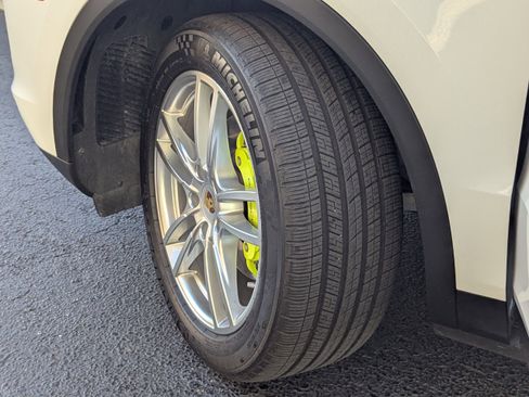 Certified 2022 Porsche Cayenne E-Hybrid image 38