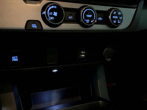 Used 2018 Toyota Tacoma SR RWD image 16