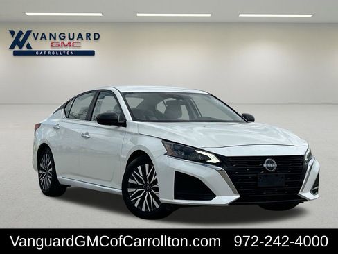 Used 2024 Nissan Altima 2.5 SV FWD image 2