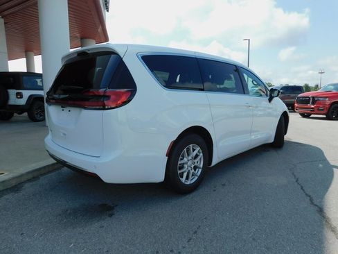 New 2026 Chrysler Pacifica Select image 9
