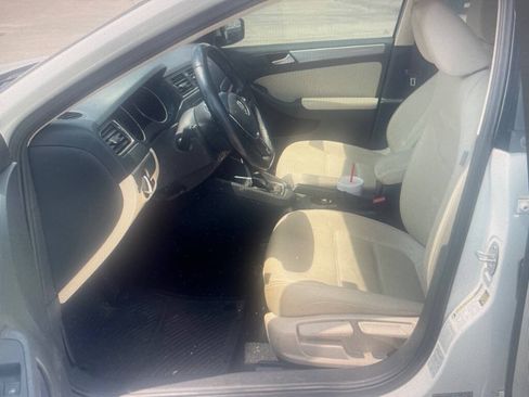 Used 2017 Volkswagen Jetta SE FWD image 4