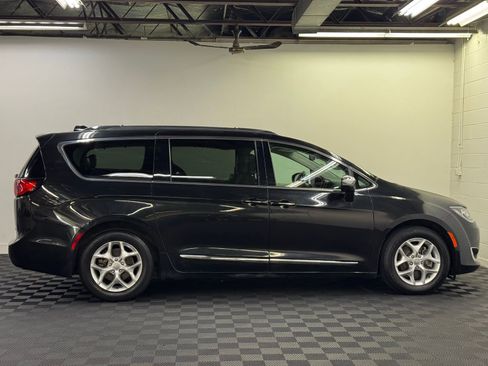 Used 2020 Chrysler Pacifica Limited FWD image 4