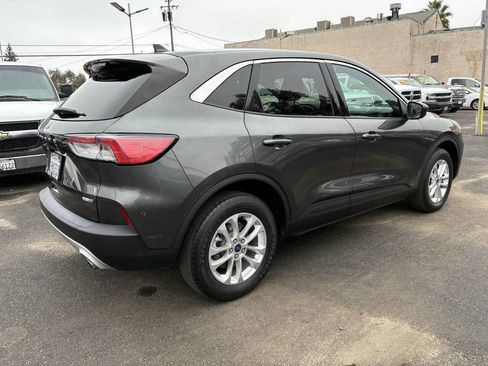 Used 2020 Ford Escape SE image 2