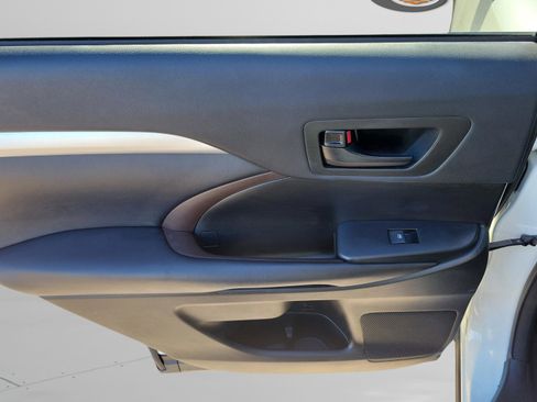 Used 2017 Toyota Highlander LE image 23