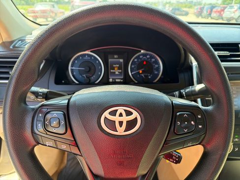 Used 2016 Toyota Camry LE FWD image 11
