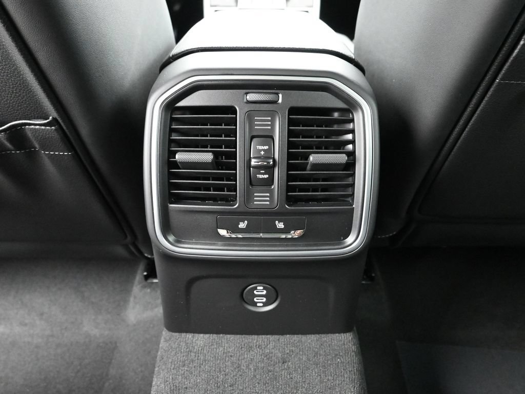 Certified 2026 Porsche Macan AWD/4WD image 18