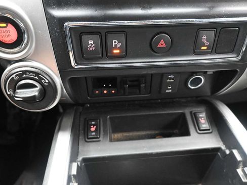 Used 2018 Nissan Titan SV w/ SV Convenience Package image 22