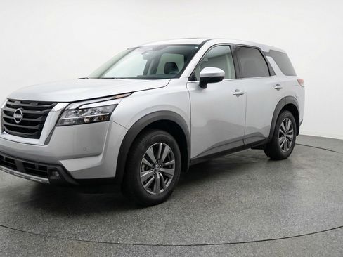 Used 2025 Nissan Pathfinder SV FWD image 3