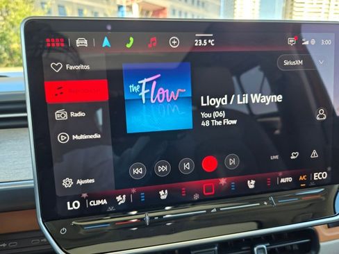 Used 2025 Volkswagen ID. Buzz Pro S Plus image 12