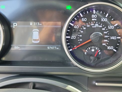 Used 2022 Kia Carnival LX image 25