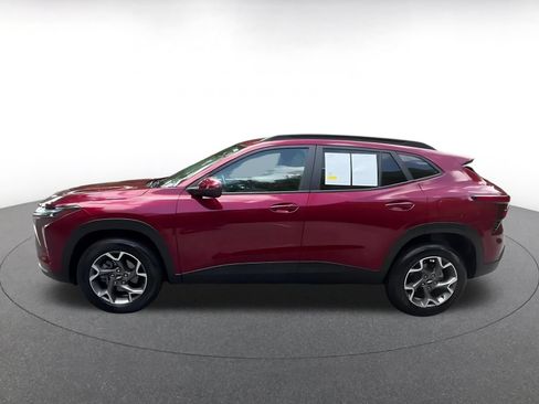 Used 2025 Chevrolet Trax LT w/ LT Convenience Package FWD image 9