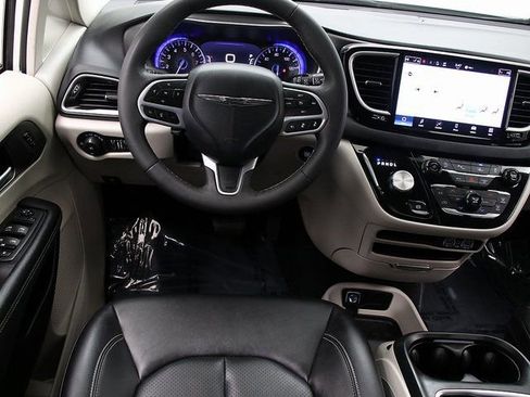 Used 2024 Chrysler Pacifica Touring-L image 14