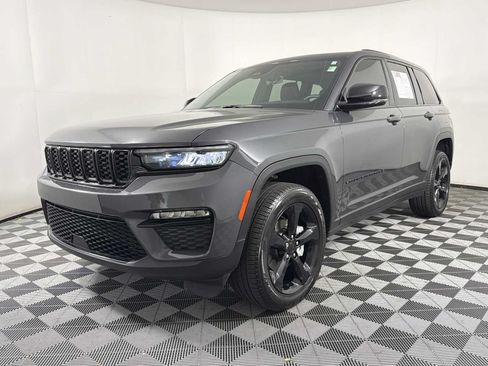 Used 2025 Jeep Grand Cherokee Limited w/ Black Appearance Package AWD/4WD image 3