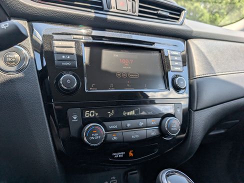 Used 2018 Nissan Rogue SV FWD image 18