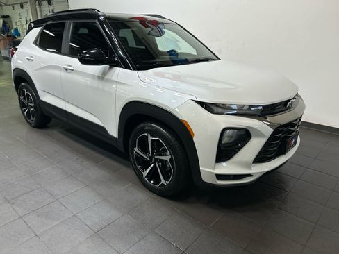 Used 2023 Chevrolet TrailBlazer RS w/ Sun and Liftgate Package FWD image 2