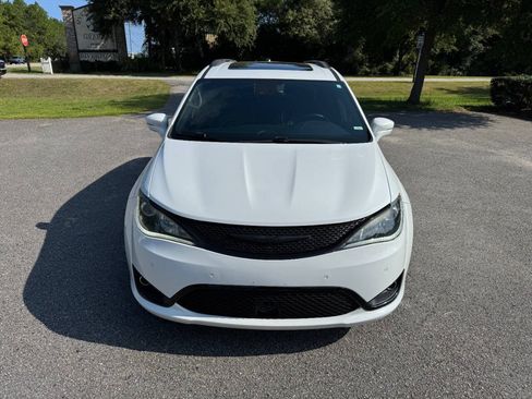 Used 2019 Chrysler Pacifica Limited w/ Advanced Safetytec Group FWD image 2