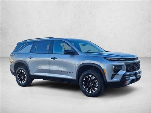 Used 2024 Chevrolet Traverse Z71 image 3