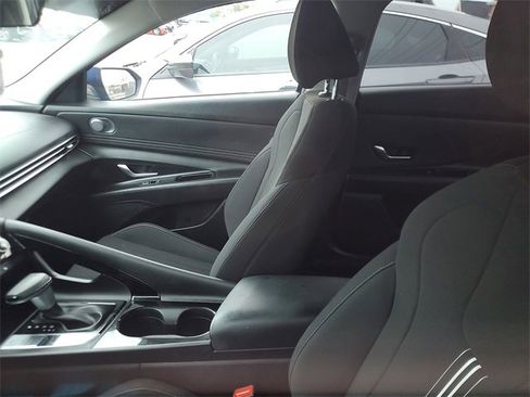 Used 2023 Hyundai Elantra SEL w/ Convenience Package image 9