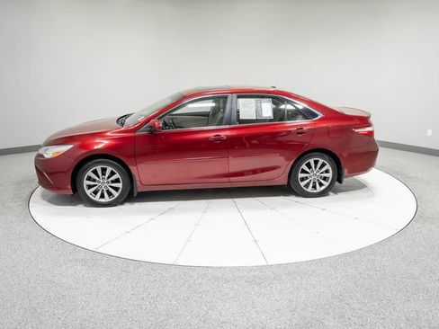 Used 2015 Toyota Camry XLE w/ Moonroof Package FWD image 32