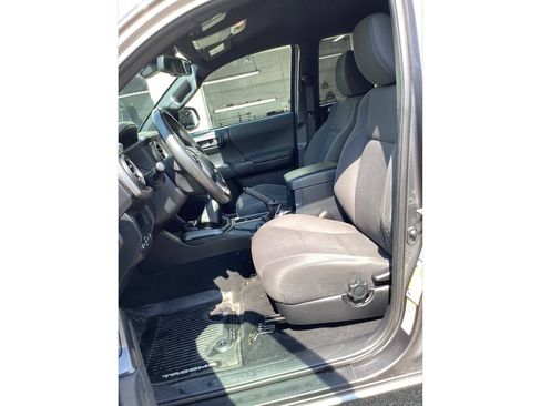Used 2018 Toyota Tacoma TRD Sport AWD/4WD image 9