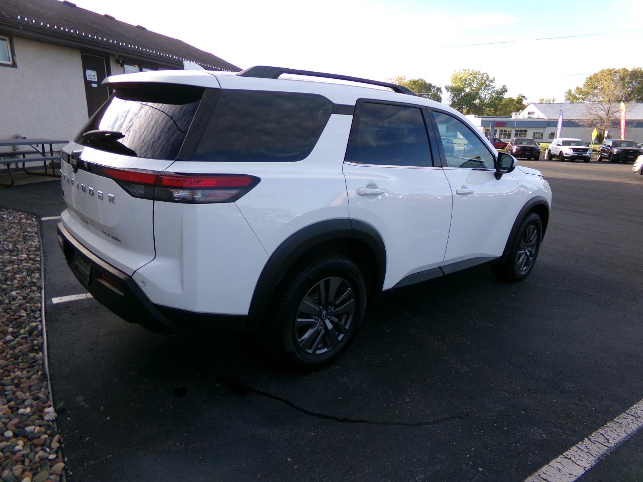 Used 2024 Nissan Pathfinder SV AWD/4WD image 3